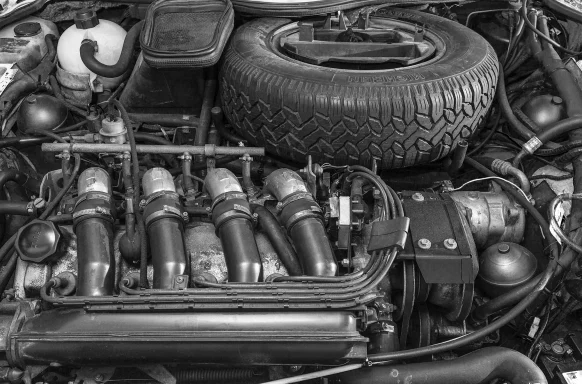 Motorraum des Citroën CX 25 GTI Turbo mit detaillierter Technik in Schwarzweiß.
