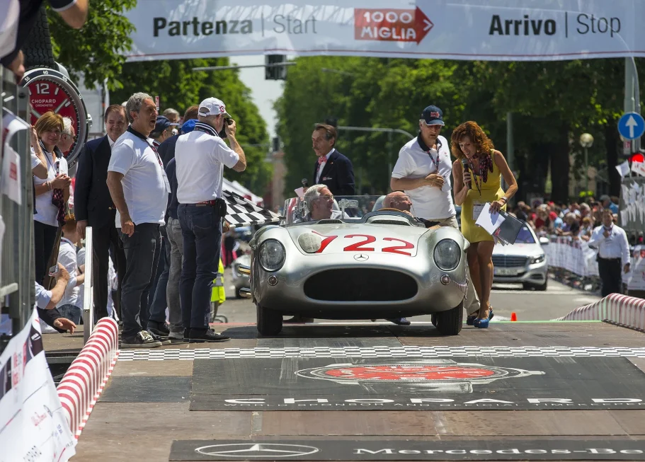 Stirling Moss im Mercedes-Benz 300 SLR mit der Startnummer 722 am Start der Mille Miglia
