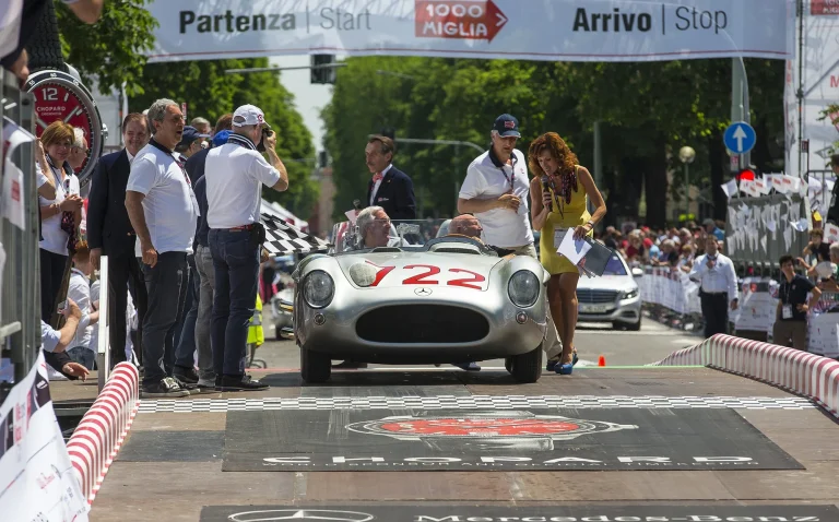 Stirling Moss im Mercedes-Benz 300 SLR mit der Startnummer 722 am Start der Mille Miglia

