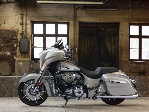 Indian Chieftain Limited in hellgrauer Lackierung vor einer historischen Industriekulisse.

