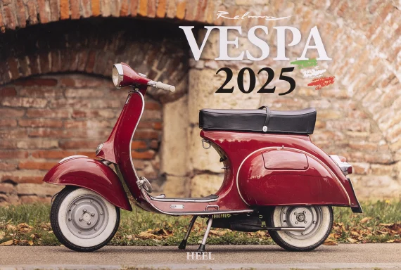 Vespa 180 Rally vor historischer Architektur auf dem Titel des Vespa Kalenders 2024.