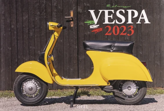 Vespa V50 Special von 1972 vor einer historischen Holzfassade auf dem Titel des Vespa Kalenders 2023.