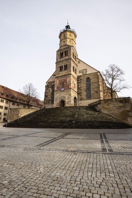 St. Michael in Schwäbisch Hall mit großer Freitreppe.