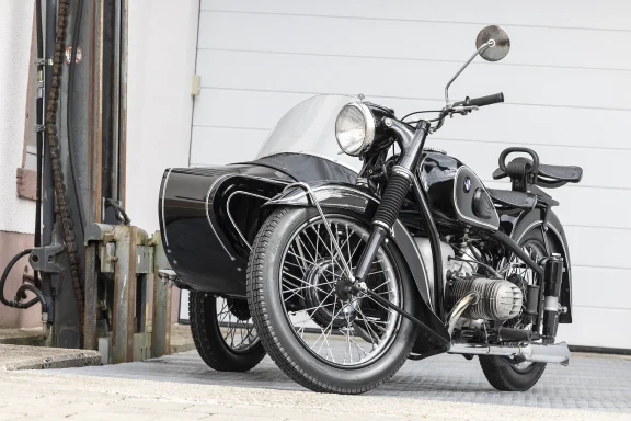 BMW R 67/2 Gespann von 1953 mit Seitenwagen in Dreiviertelansicht.
