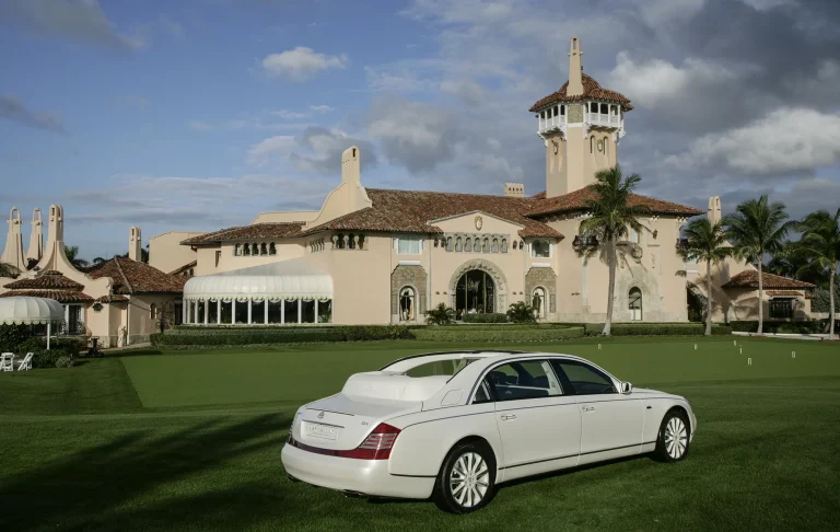 Maybach Landaulet in Mara Lago Weißer Maybach Landaulet vor dem Anwesen Mara Lago in Florida.