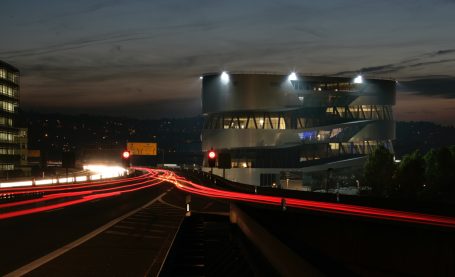 Mercedes-Benz Museum in Stuttgart bei Nacht mit Lichtspuren des Verkehrs.