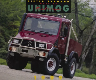 Mercedes-Benz Unimog U 500 und U 4000 fahren mit hoher Geschwindigkeit durch eine Schlamm- und Wasserpassage.