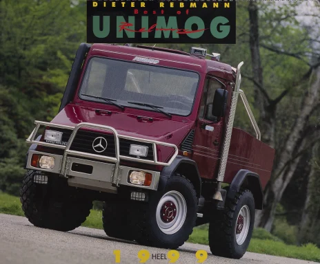 Mercedes-Benz Unimog U 500 und U 4000 fahren mit hoher Geschwindigkeit durch eine Schlamm- und Wasserpassage.