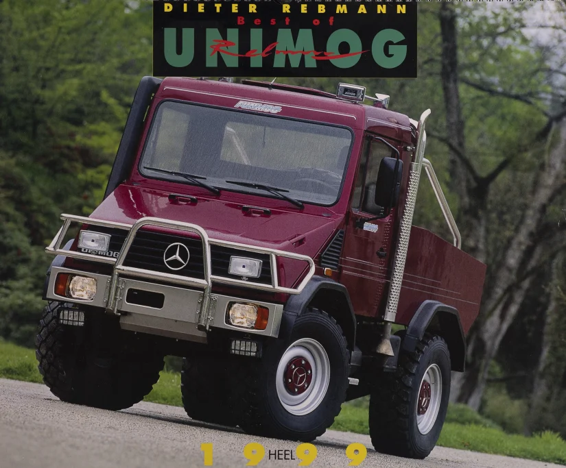 Mercedes-Benz Unimog U 500 und U 4000 fahren mit hoher Geschwindigkeit durch eine Schlamm- und Wasserpassage.