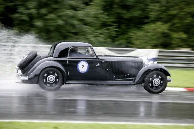 Mercedes-Benz 380 K Zapon Roadster auf regennasser Rennstrecke – Automobilfotografie von Dieter Rebmann.