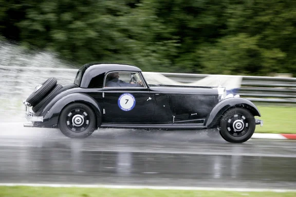 Mercedes-Benz 380 K Zapon Roadster auf regennasser Rennstrecke –  Automobilfotografie von Dieter Rebmann.