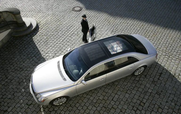 Maybach Luxuslimousine mit Chauffeur Maybach Luxuslimousine mit Chauffeur auf einem historischen Platz
