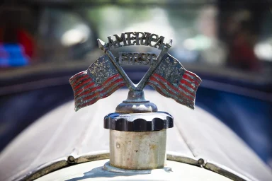 Kühlerdetail eines Ford Modell A von 1930 mit America-First-Emblem und US-Flaggen.