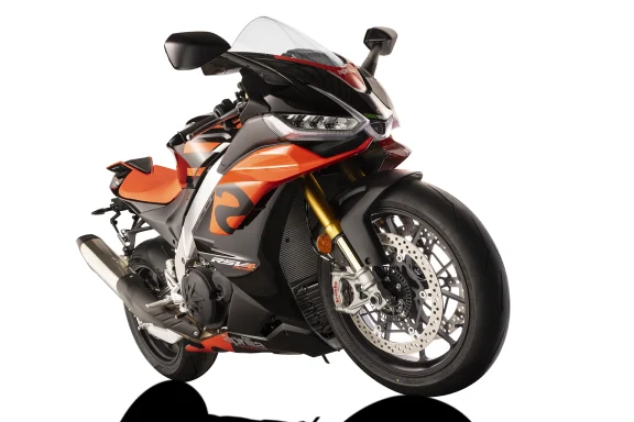Aprilia RSV4 Factory 1100 in Schwarz-Orange auf weißem Studiohintergrund mit markanter Frontansicht.