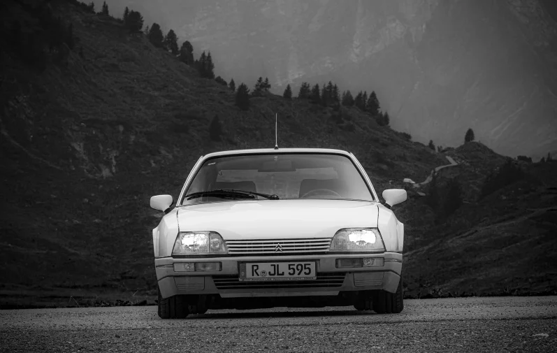 Automobilfotografie – Citroën CX 25 GTI Turbo in den Alpen Citroën CX 25 GTI Turbo in Schwarzweiß bei einer dynamischen Kurvenfahrt auf einer Alpenstraße.