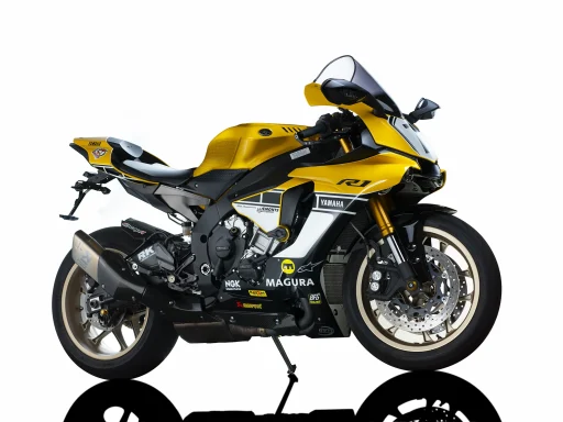Gelb-schwarze Yamaha YZF-R1 RN32 Anniversary Edition (2016) mit Rennsportdesign im Fotostudio.
