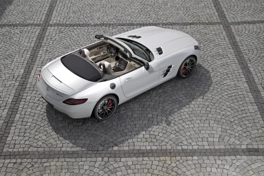 Mercedes-Benz SLS AMG Roadster auf einem gepflasterten Platz, von oben betrachtet.