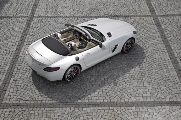 Mercedes-Benz SLS AMG Roadster auf einem gepflasterten Platz, von oben betrachtet.