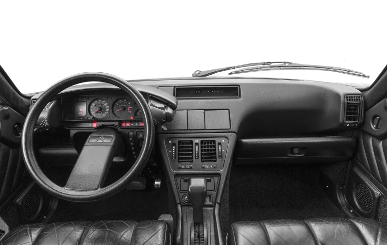 Automobilfotografie – Citroën CX 25 GTI Turbo in den Alpen Citroën CX 25 GTI Turbo in Schwarzweiß bei einer dynamischen Kurvenfahrt auf einer Alpenstraße.