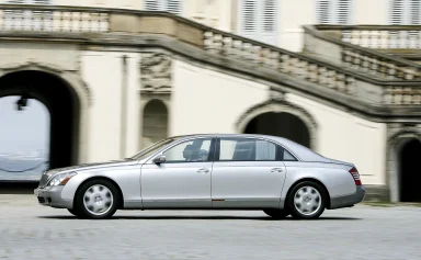 Silberner Maybach 62 S in Seitenansicht während der Fahrt vor einem historischen Gebäude mit Freitreppe.