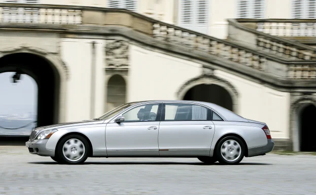 Silberner Maybach 62 S in Seitenansicht während der Fahrt vor einem historischen Gebäude mit Freitreppe.