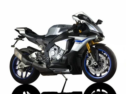 Yamaha YZF-R1M 2016 in Silber, Schwarz und Blau mit Carbon-Details im Fotostudio.