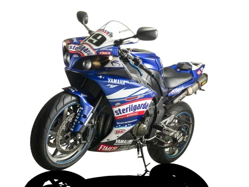 Studioaufnahme einer Yamaha YZF-R1 (RN22) im Sterilgarda-Design von Ben Spies auf weißem Hintergrund.