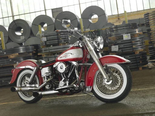 Harley-Davidson FLH 1200 Baujahr 1978 in Rot-Weiß mit Weißwandreifen und Speichenrädern, fotografiert in einer Industriehalle.