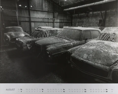 Verstaubte Oldtimer mit starker Patina in einer Halle auf dem Schrottplatz von Rudi Klein.
