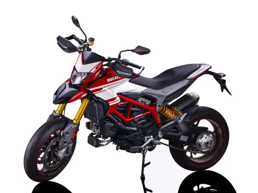 Ducati Hypermotard 939 SP von 2017 in professioneller Studiofotografie auf weißem Hintergrund.