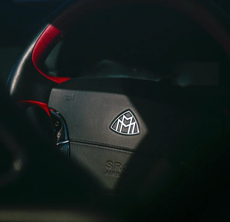 Maybach Exelero – Rennhelm Roter Rennhelm im Innenraum des schwarzen Maybach Exelero.
