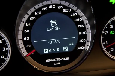 AMG-Kombiinstrument mit ESP-OFF-Anzeige und einer Außentemperatur von -31,5 °C.