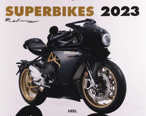 Titelblatt des Superbikes Kalenders 2023 mit einer schwarzen MV Agusta Superveloce und goldfarbenen Felgen.