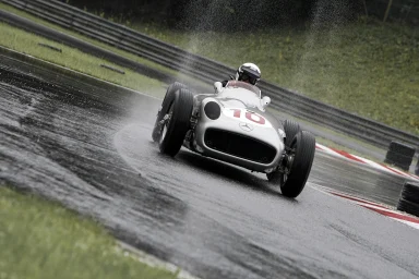 Mercedes-Benz W 196 Monoposto auf regennasser Rennstrecke – Motorsportfotografie von Dieter Rebmann.