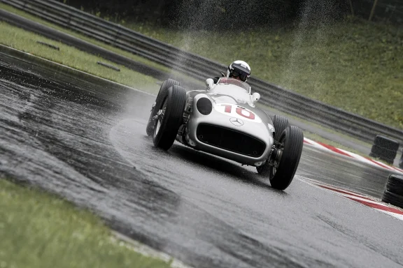 Mercedes-Benz W 196 Monoposto auf regennasser Rennstrecke – Motorsportfotografie von Dieter Rebmann.