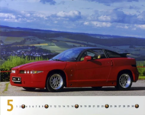 Alfa Romeo SZ (Sprint Zagato) vor weiter Landschaft – Mai-Motiv aus dem Kalender „Best of Alfa Romeo 1998“.