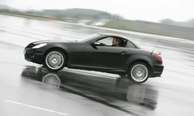 Mercedes-Benz SLK 55 AMG auf regennasser Fahrbahn – dynamische Automobilfotografie von Dieter Rebmann.