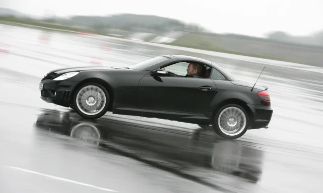 Mercedes-Benz SLK 55 AMG auf regennasser Fahrbahn – dynamische Automobilfotografie von Dieter Rebmann.