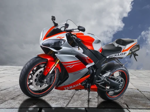 Rot-weiße Yamaha YZF-R1 RN19 (2008) auf einem Platz unter einem markanten Wolkenhimmel fotografiert.