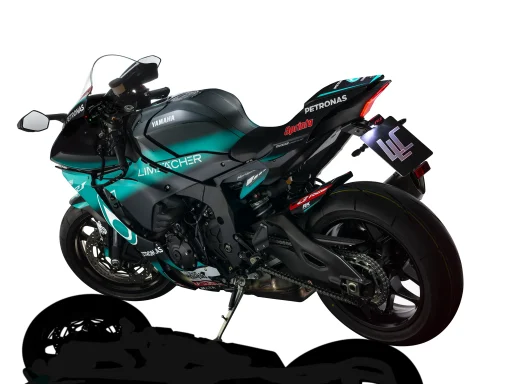 Yamaha YZF-R1 Petronas Edition in Schwarz und Türkis mit Rennsportdesign im Fotostudio.