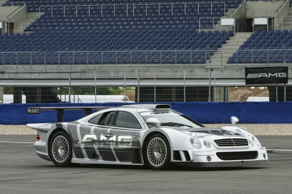 Mercedes-Benz CLK GTR in Straßenversion auf einer Rennstrecke.