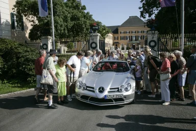 Mercedes-Benz SLR McLaren Roadster bei einer Automobilveranstaltung, umringt von zahlreichen Besuchern