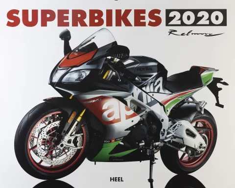 Titelblatt des Superbikes Kalenders 2020 mit einer Aprilia RSV4 Factory in Tricolore-Lackierung.
