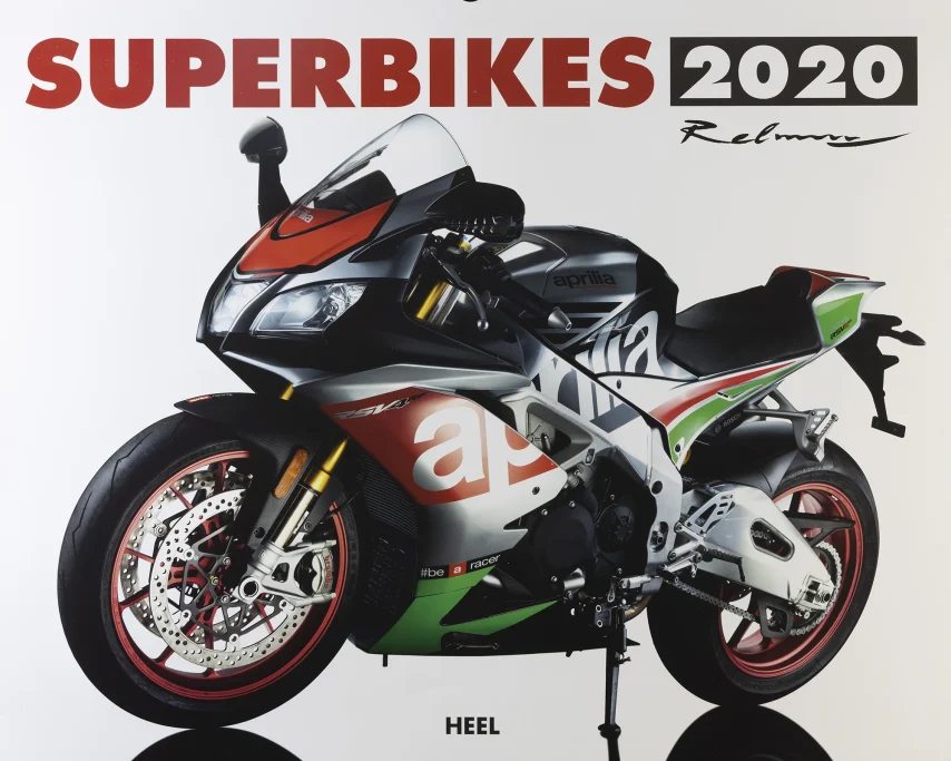 Titelblatt des Superbikes Kalenders 2020 mit einer Aprilia RSV4 Factory in Tricolore-Lackierung.
