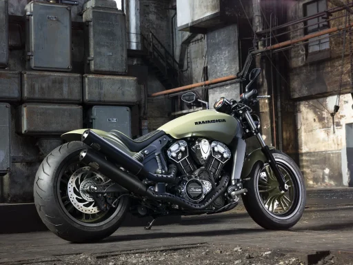 Indian Scout 1200 Rammstein in olivgrüner Sonderlackierung vor einer Industriehalle.
