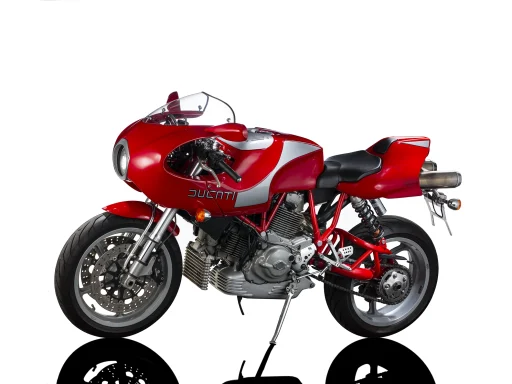 Ducati MH 900e Evoluzione von 2002 als hochwertige Studioaufnahme auf weißem Hintergrund.