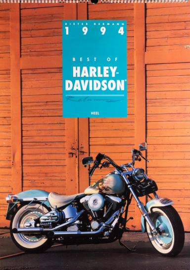 Harley-Davidson Fat Boy vor einer historischen Industriehalle – Titelbild des Kalenders Harley-Davidson 1994