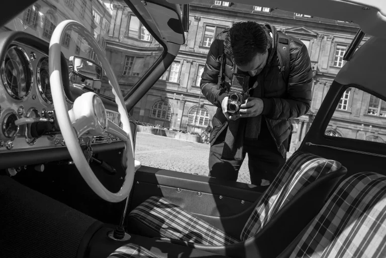 Mercedes-Benz 300 SL Flügeltürer – Analoge Automobilfotografie | Dieter Rebmann Fotograf mit analoger Kamera fotografiert den Innenraum eines Mercedes-Benz 300 SL Flügeltürers in Schwarz-Weiß.