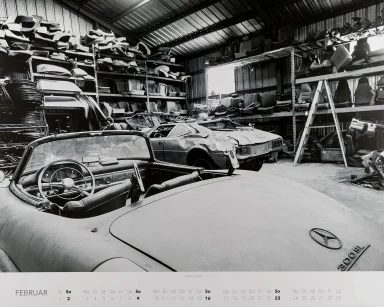 Mercedes 300 SL Roadster und Lamborghini Miura in einer Lagerhalle auf dem Schrottplatz von Rudi Klein.