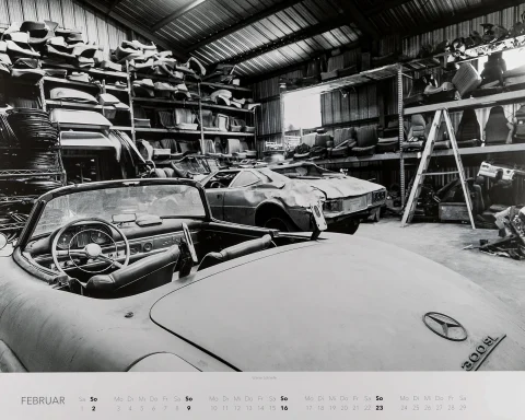 Mercedes 300 SL Roadster und Lamborghini Miura in einer Lagerhalle auf dem Schrottplatz von Rudi Klein.